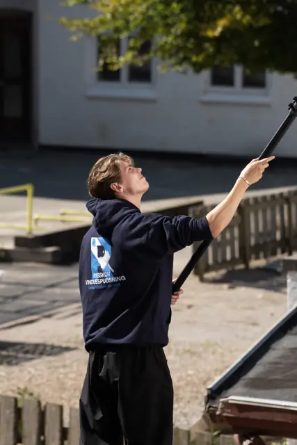 Andreas pudser vinduer med teleskopstang