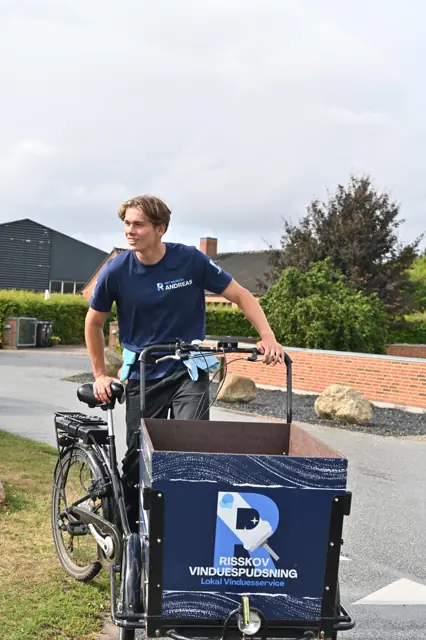 Andreas på ladcyklen med pudseudstyr
