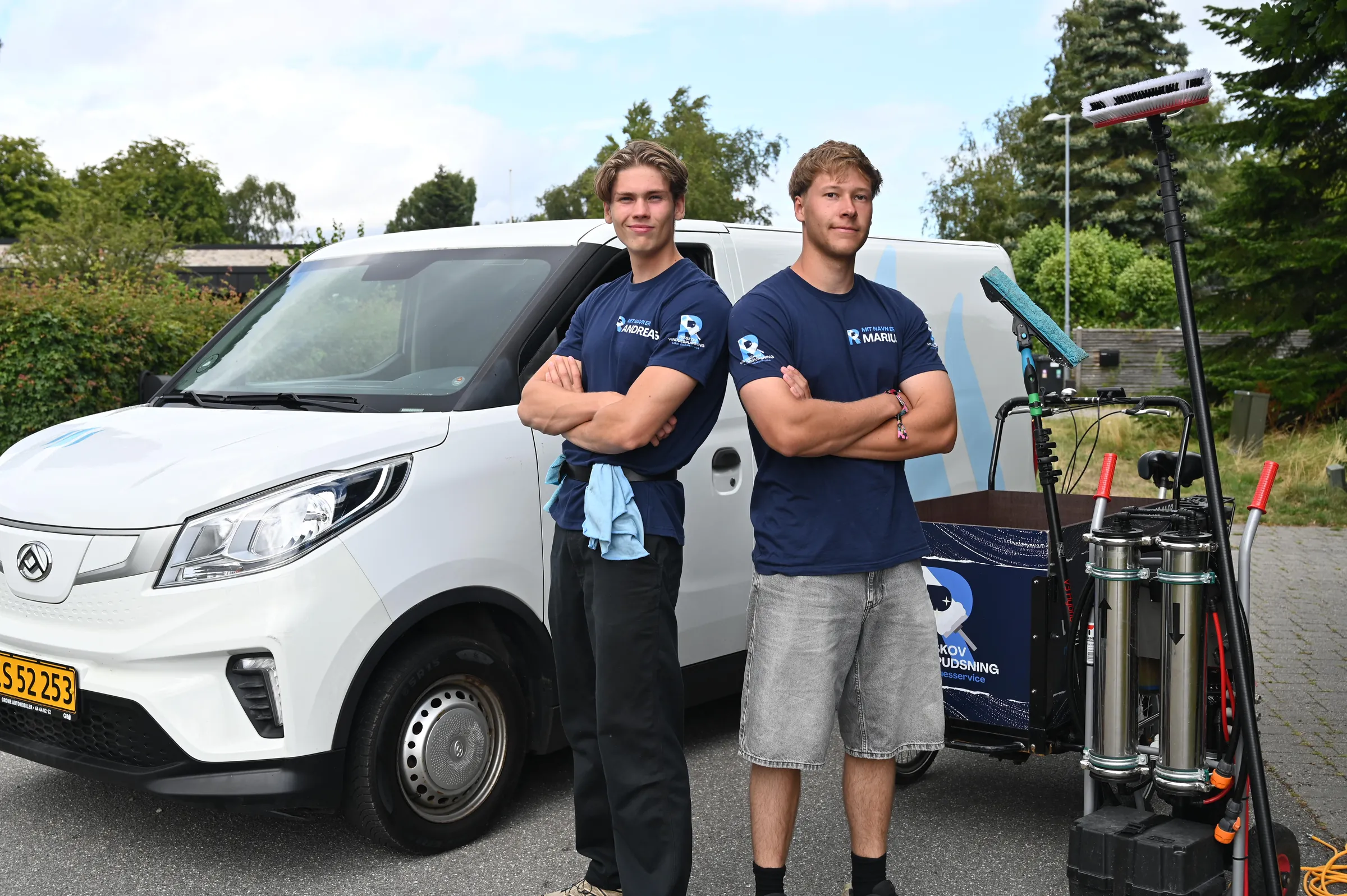 Andreas og Marius foran el-bilen, ladcyklen og rentvandsanlægget